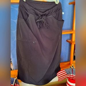 Cherokee infinity scrub skirt black size small
